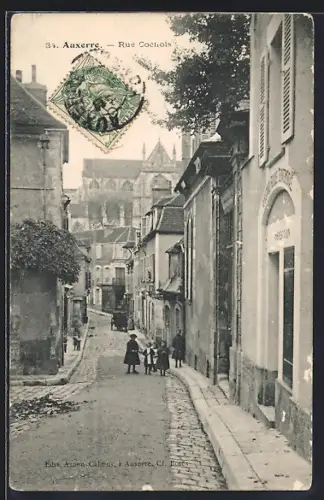 AK Auxerre, Rue Cochois avec la cathédrale en arrière-plan