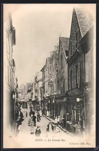 AK Sens, La Grande Rue avec passants et boutiques animées