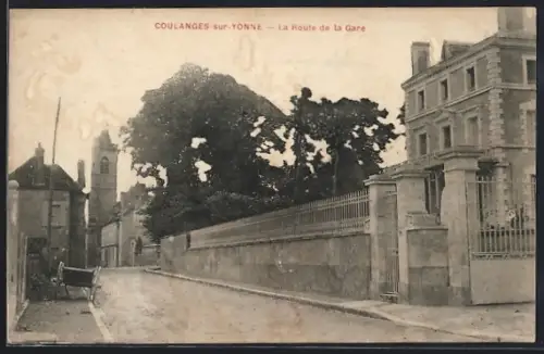 AK Coulanges-sur-Yonne, La Route de la Gare avec bâtiments historiques et végétation luxuriante