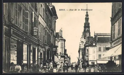 AK Sens, Rue de la République animée avec passants et commerces