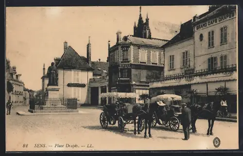 AK Sens, Place Drapès avec calèches et le Grand Café Drapès