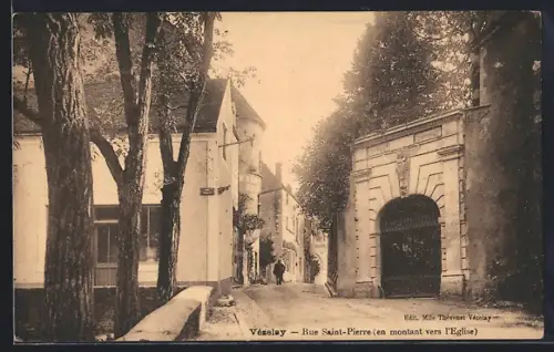 AK Vézelay, Rue Saint-Pierre, en montant vers l`Église