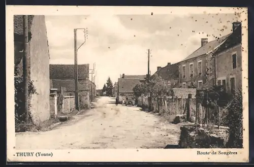AK Thury /Yonne, Route de Sougères avec maisons anciennes et voiture sur la route