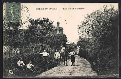 AK Sormery /Yonne, Rue de la Fontaine avec habitants et cheval