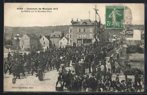AK Sens, Concours de Musique 1913, Le Défilé sur le Nouveau Pont