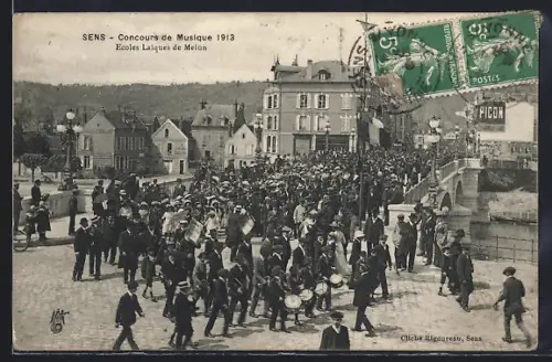 AK Sens, Concours de Musique 1913, défilé des Écoles Laïques de Melun