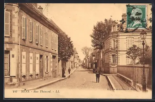 AK Sens, Rue Thénard avec passants et bâtiments historiques