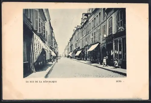 AK Sens, La Rue de la République animée par des passants et des magasins