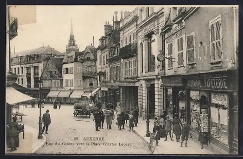 AK Auxerre, Rue du Centre vers la Place Charles Lepère, animation urbaine et commerces animés
