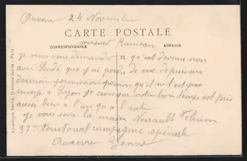 AK Auxerre, Rue du Centre vers la Place Charles Lepère, animation urbaine et commerces animés