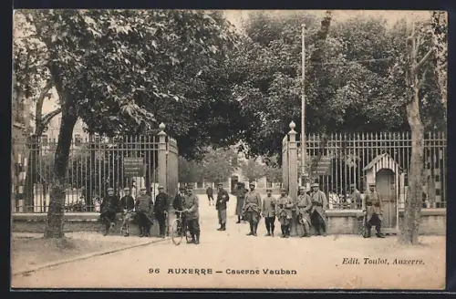 AK Auxerre, Caserne Vauban et soldats à l`entrée