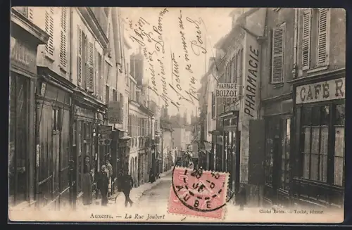 AK Auxerre, La Rue Joubert animée avec pharmacie et café