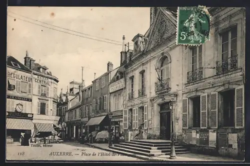 AK Auxerre, Place de l`Hôtel-de-Ville avec bâtiments et commerces animés