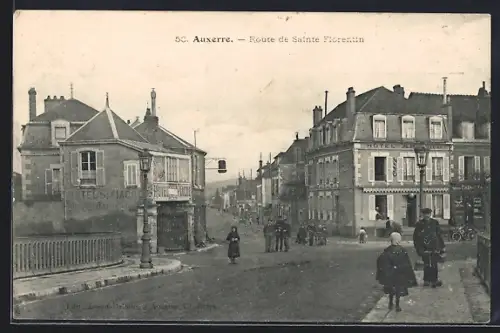 AK Auxerre, Route de Sainte-Florentin avec passants et bâtiments historiques