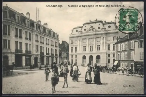 AK Auxerre, Caisse d`Épargne et Société Générale avec passants sur la place