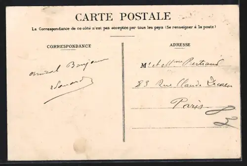 AK Auxerre, Caisse d`Épargne et Société Générale avec passants sur la place