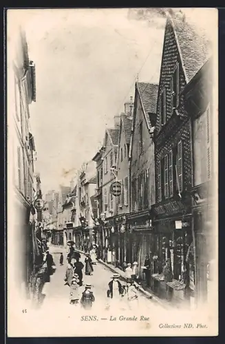 AK Sens, La Grande Rue animée avec piétons et boutiques