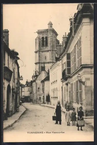 AK Tonnerre, Rue Vancorbe avec vue sur l`église et scène de rue animée