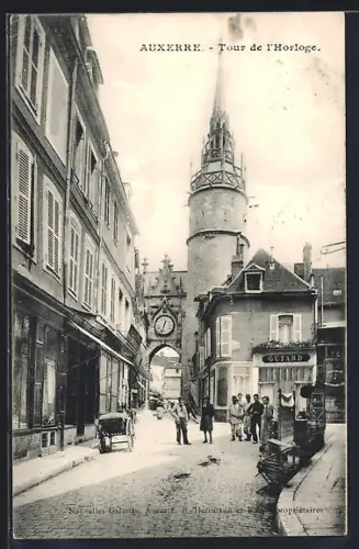 AK Auxerre, Tour de l`Horloge avec passants dans la rue animée