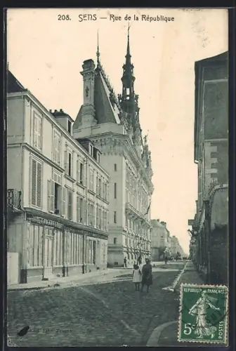AK Sens, Rue de la République avec bâtiments historiques et passants