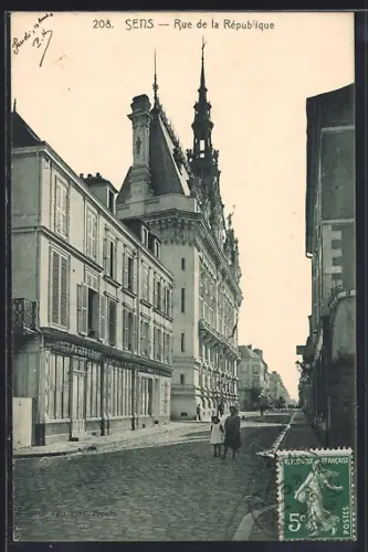 AK Sens, Rue de la République avec bâtiments historiques et passants