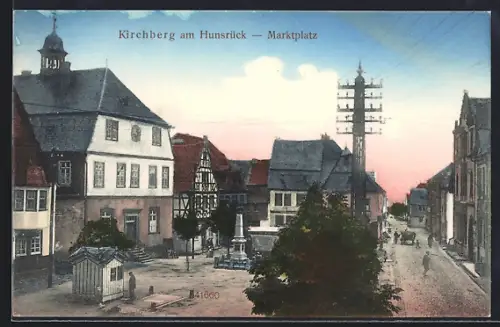 AK Kirchberg am Hunsrück, Marktplatz mit Obelisk, Holzhäuschen, Turmgebäude u. Strasse aus der Vogelschau