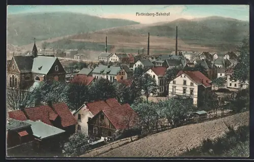 AK Plettenberg-Bahnhof / Westfalen, Totalansicht mit Kirche u. Bergpanorama von einem Berg aus