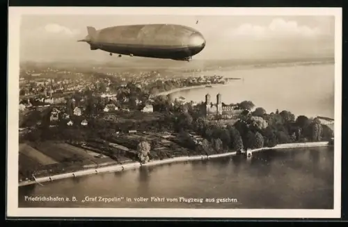 AK Friedrichshafen a.B., das Luftschiff Graf Zeppelin über der Stadt, Fliegeraufnahme