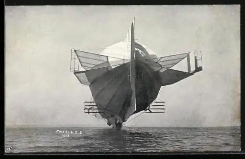 AK Luftschiff Zeppelin, Modell 4 auf dem Wasser