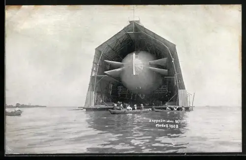 AK Zeppelins Luftschiff in der Halle, Modell 1908
