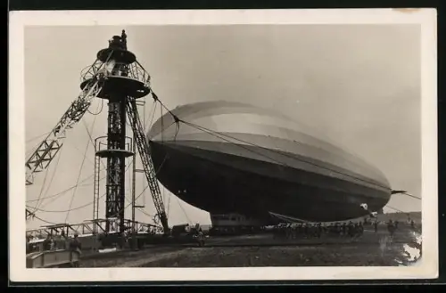 AK Frankfurt am Main, Graf Zeppelin wird an den Ankermast gebracht