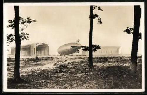 AK Luftschiff LZ 130 Graf Zeppelin vor Halle, Luftschiff mit en
