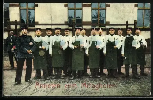 AK Soldaten auf dem Kasernenhof beim Antritt zum Mittagholen