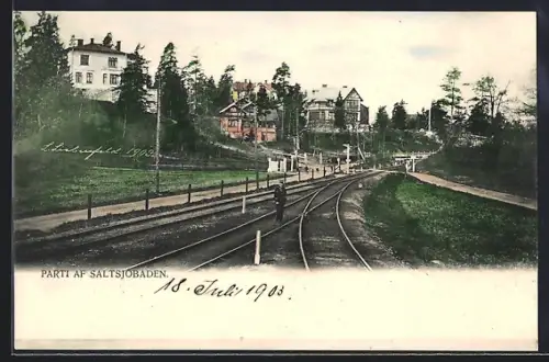 AK Saltsjöbaden, Ortspartie mit Gleisanlagen und Bahnübergang