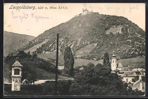 AK Wien-Leopoldsberg, Panoramablick auf Dorf und Berg