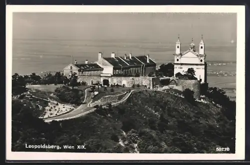 AK Wien, Leopoldsberg mit Kirche und Strassenpartie