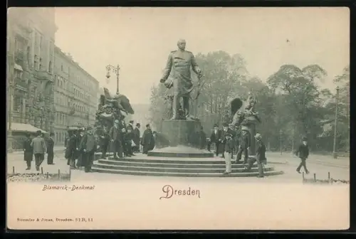 AK Dresden, Bismarck-Denkmal mit posierenden Besuchern