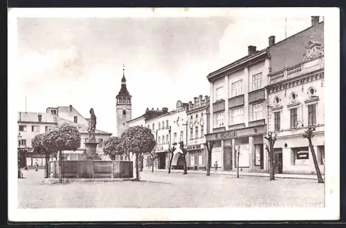 AK Leipnik, Ortspartie am Denkmal mit Blick zur Kirche