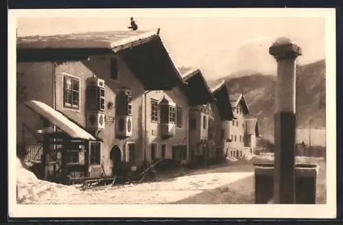 AK Sterzing, Dorfstrasse mit Bauernhäusern im Winter