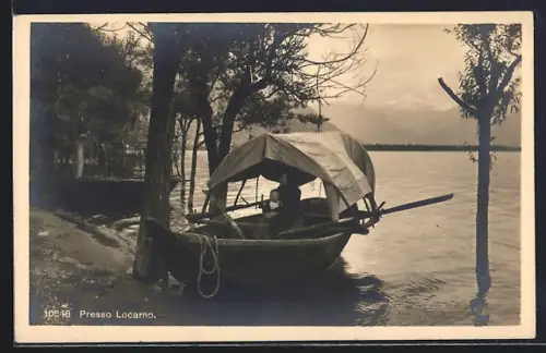 AK Locarno, Frau mit Kind in einem Boot