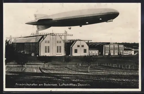 AK Friedrichshafen a. B., Zeppelin über der Luftschiffbauwerft Zeppelin