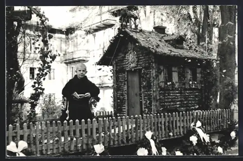 Foto-AK Bad Tölz, Kind vor einem Blockhaus