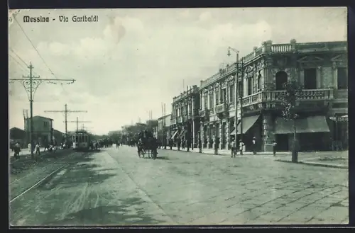 AK Messina, Via Garibaldi, Strassenansicht mit Strassenbahn