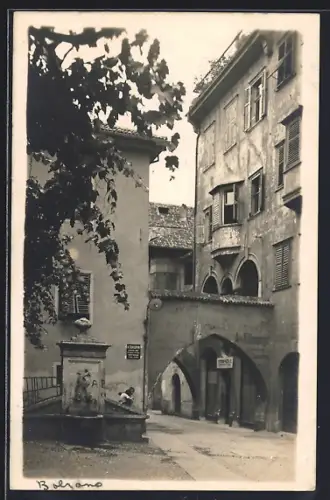 Foto-AK Bolzano, Strassenpartie mit Brunnen
