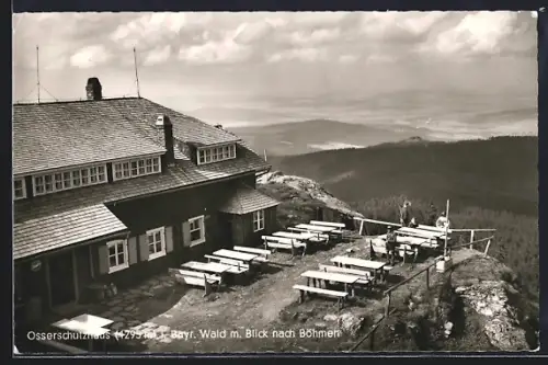 AK Lam /Bayr. Wald, Gasthaus Oberschutzhaus a. gr. Osser mit Blick nach Böhmen