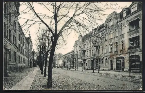 AK Tilsit, Bahnhofstrasse mit Bahnhofs-Hotel und Dragonerkaserne