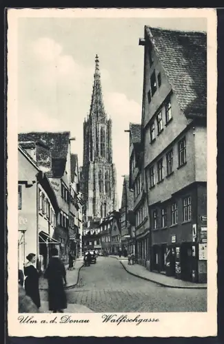 AK Ulm a. d. Donau, Strasse Walfischgasse mit Kirche
