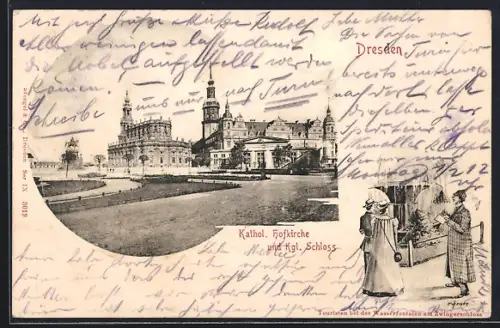 AK Dresden, Kathol. Hofkirche und Kgl. Schloss, Touristen bei der Wasserfontaine am Zwingerschloss