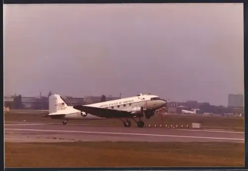 Fotografie Flughafen Berlin-Tempelhof, Flugzeug Douglas C-47 United States of America O-15527