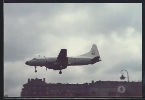 Fotografie Ansicht Berlin-Tempelhof, Flugzeug United States of America 15133 beim Landeanflug